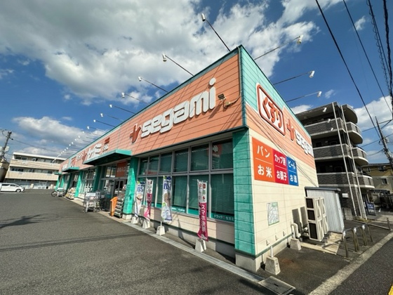 ドラックストア　ドラッグセガミ西原店（ドラッグストア）まで700m