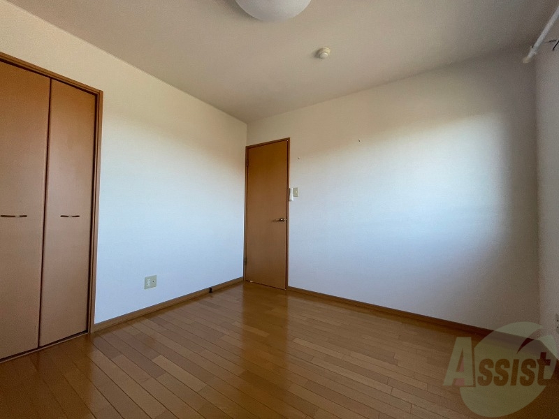 その他部屋・スペース　寝室はこちらです。光が差し込む、温かみのあるお部屋です。