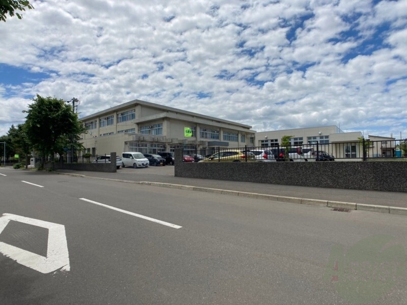 中学校　札幌市立篠路西中学校（中学校）まで346m