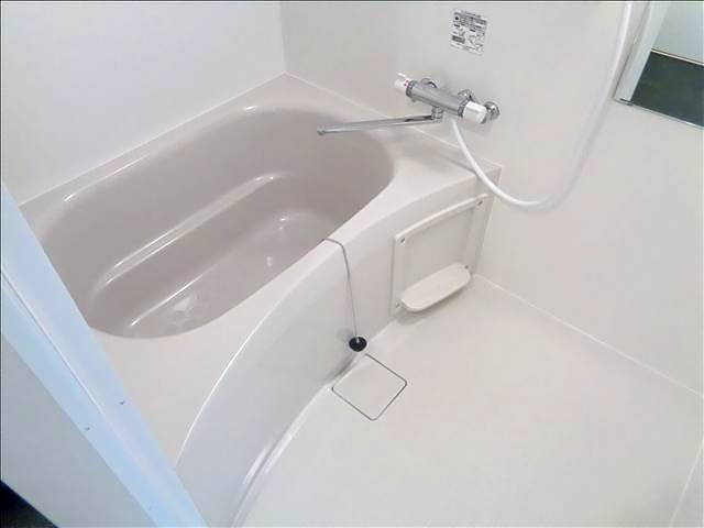 バス・シャワールーム　浴室に鏡など付いています。