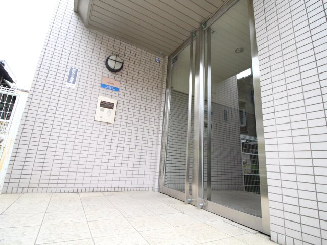 エントランス　落ち着いたエントランスです