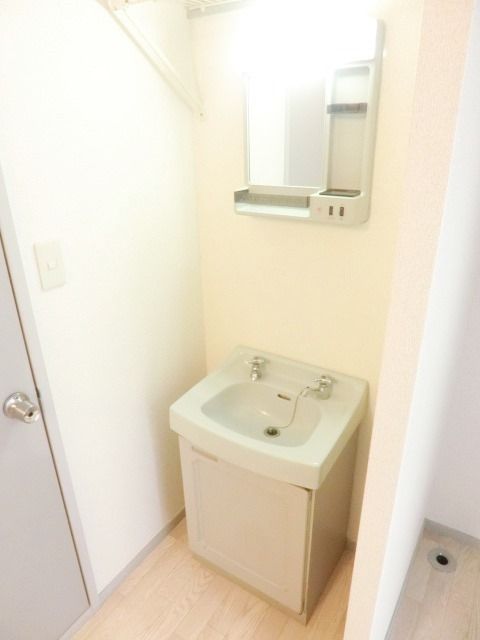 洗面設備　独立洗面所付きです。