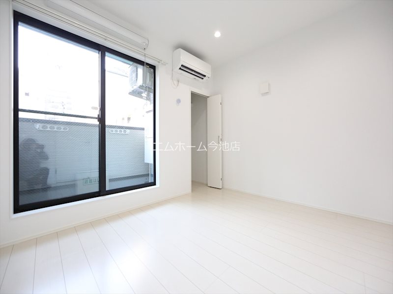 居室・リビング　洋室6.1帖　エアコン付　収納充実　バルコニー