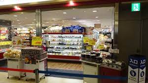 スーパー　成城石井栄セントラルパーク店（スーパー）まで585m