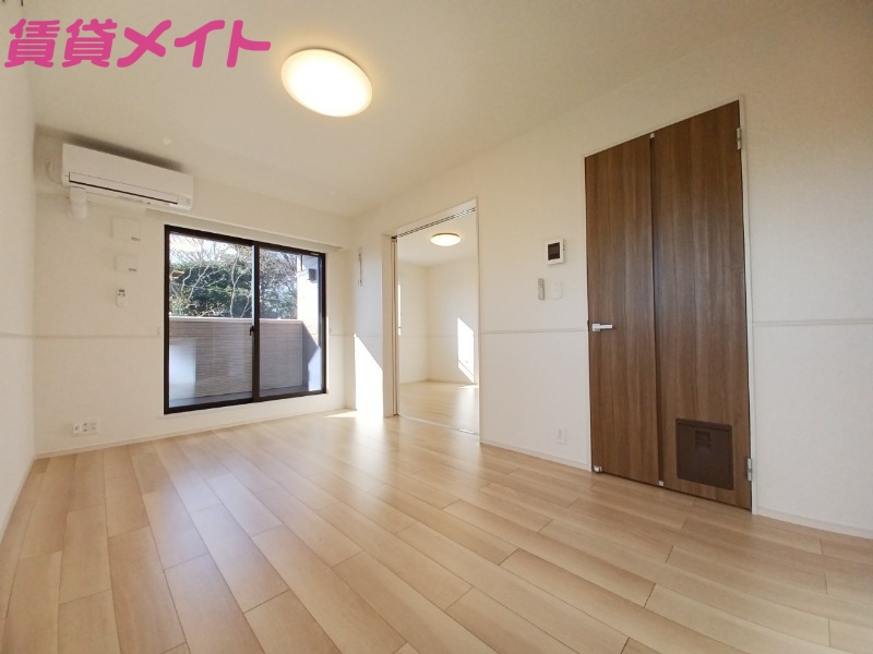 居室・リビング　同型参考写真です。