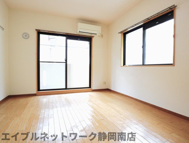 居室・リビング　2階角部屋、2面採光で明るい室内