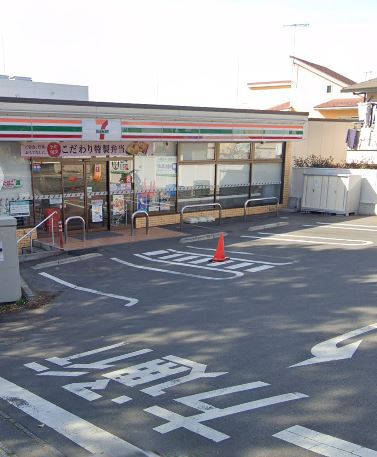 コンビニ　セブンイレブン（コンビニ）まで670m