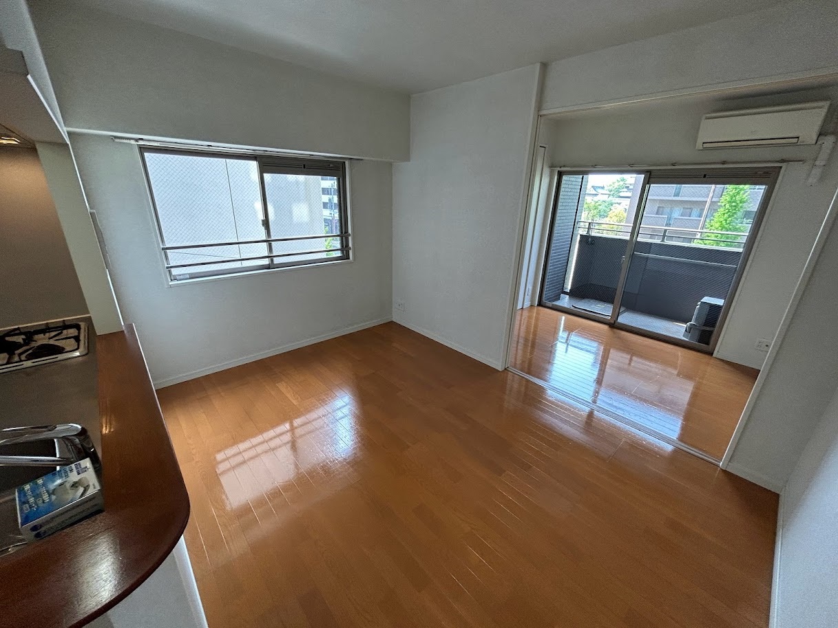 居室・リビング　角部屋なので明るい室内☆