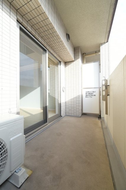 バルコニー　暖かな日差しのふりそそぐバルコニー