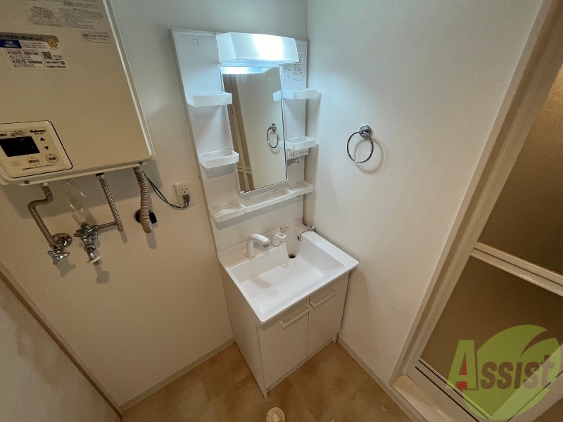 洗面設備　大きくて使いやすそうな独立洗面台になっています。