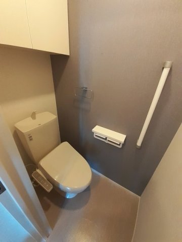 トイレ　落ち着いた色調のトイレです