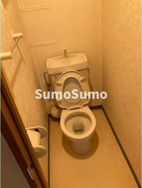 トイレ　落ち着いた色調のトイレです