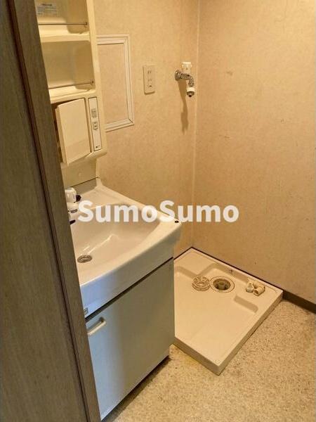 洗面設備　明るい洗面所です