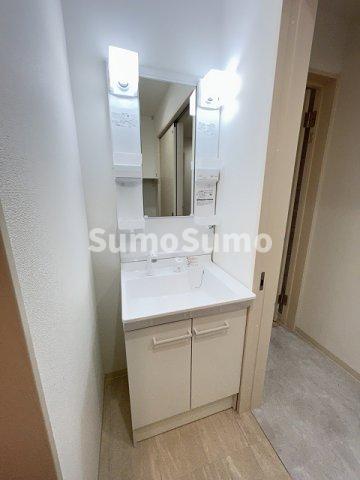 洗面設備　ゆったりとスペースのある洗面所