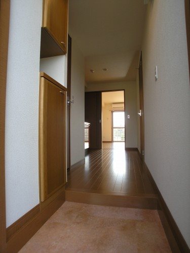 玄関　同建物の別部屋の写真です。