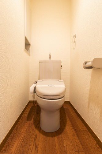 トイレ　温水洗浄便座付きのトイレです。