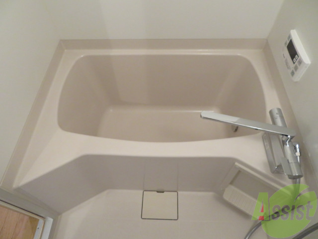 バス・シャワールーム　バスルームもゆったりとしていて疲れが癒せそうです。