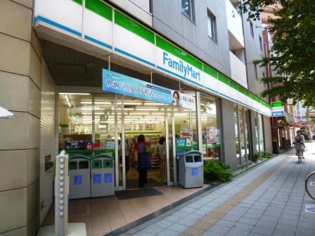 コンビニ　ファミリーマート三軒茶屋駅南口店（コンビニ）まで305m