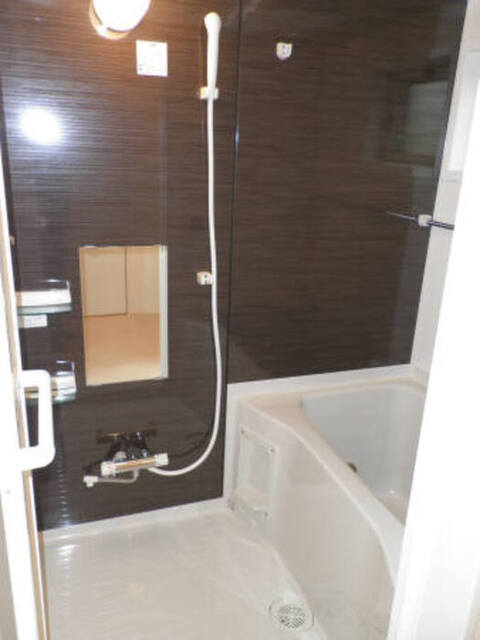 バス・シャワールーム　１０２　浴室