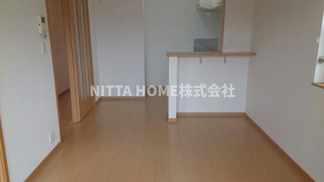 居室・リビング　南向きバルコニーの付いた１０帖リビングルーム◇