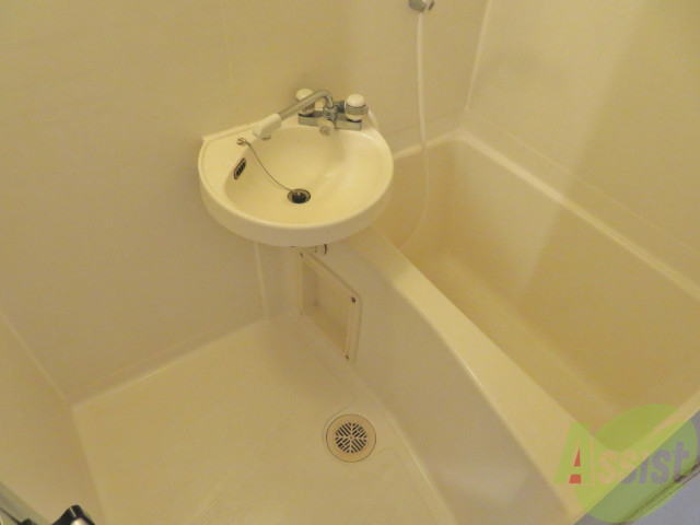 バス・シャワールーム　１人暮らしの方にはちょうどいいサイズのお風呂です