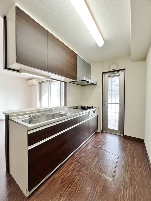 キッチン　３口コンロ・カウンターキッチン・グリル