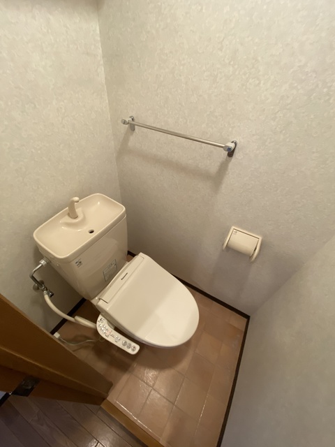 トイレ　温水洗浄便座完備。