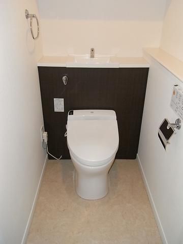 トイレ　温水洗浄機能付き便座