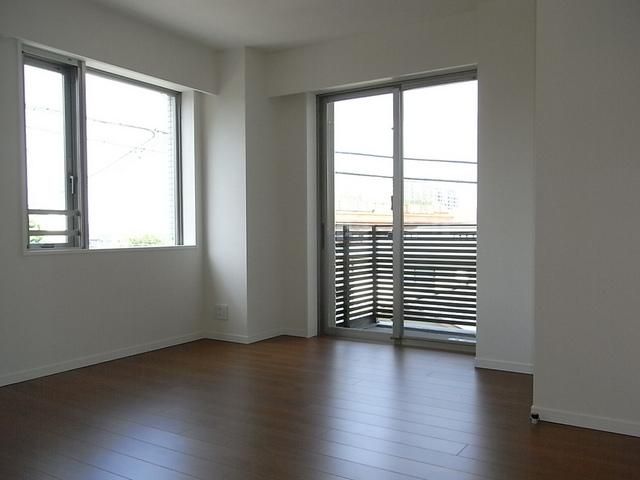 その他部屋・スペース　２面採光で明るいリビング