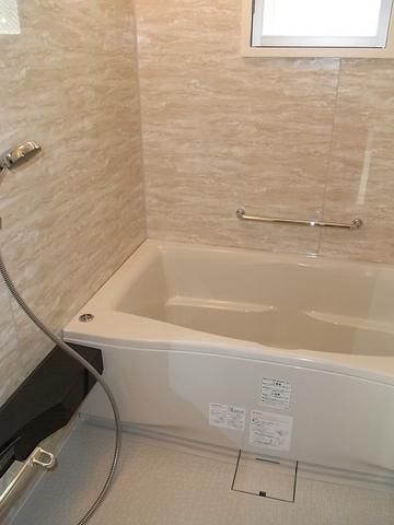 バス・シャワールーム　窓付きの明るいバスルーム（追焚）