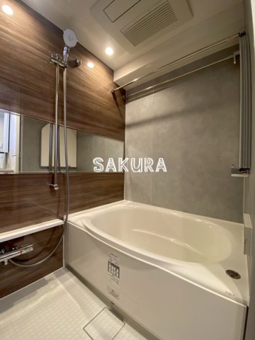 バス・シャワールーム　嬉しい追い焚き・浴室乾燥機付きです♪