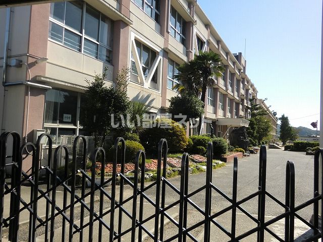 小学校　鵜沼第一小学校（小学校）まで922m