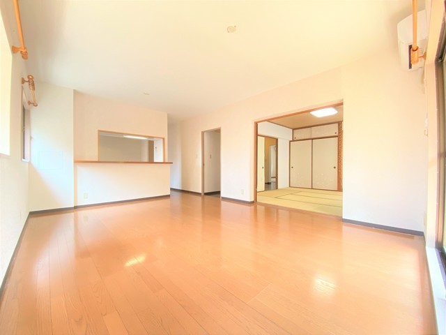 居室・リビング　リビングダイニングキッチン１５帖　日当た