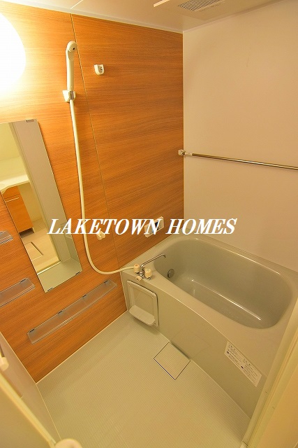 バス・シャワールーム　追い焚き＆浴室乾燥機付の浴室です。