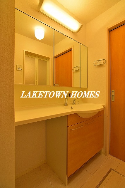 洗面設備　三面鏡の洗髪洗面化粧台です。