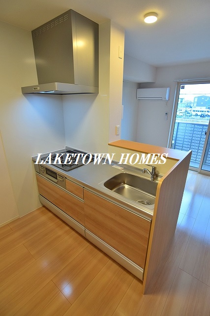 キッチン　グリル付３口コンロのシステムキッチンです。