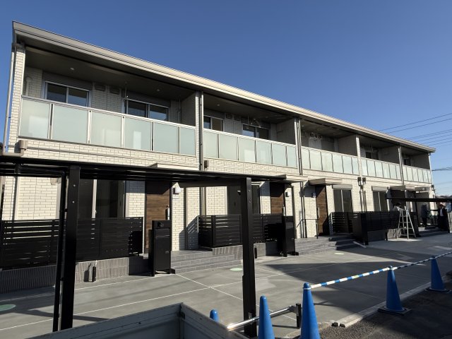 建物外観　バルコニーにライトがついた素敵な外観の物件でございます。