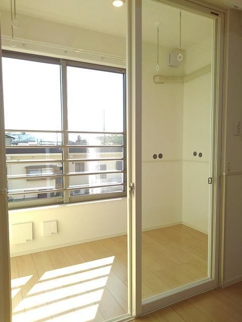 バルコニー　雨の日でも安心のサンルームです