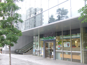 コンビニ　ファミリーマート恵比寿南三丁目店（コンビニ）まで142m