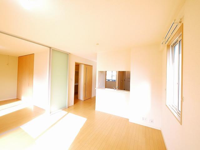 居室・リビング　こちらの居間で趣味の時間をお楽しみください