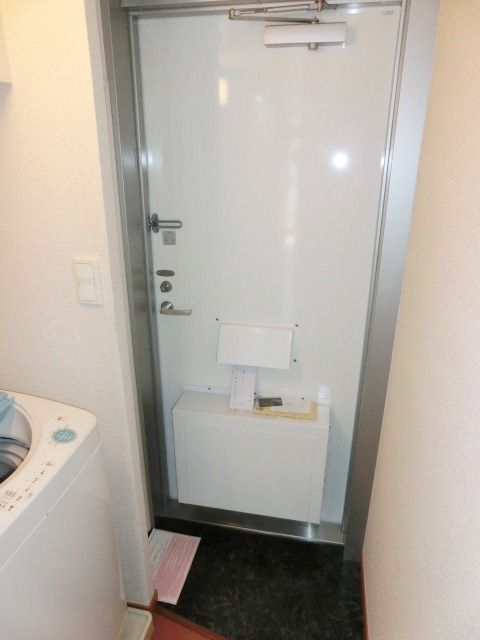 玄関　宅配ボックス付き玄関です