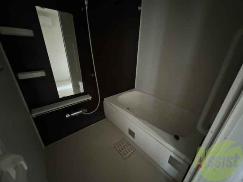 バス・シャワールーム　浴室は広めなのでゆったり落ち着けそうですね。