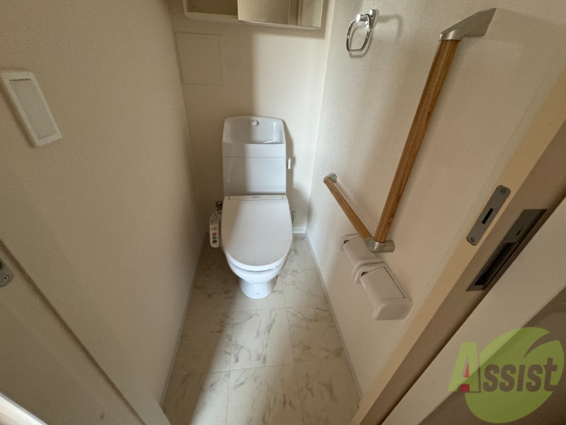 トイレ　トイレはウォシュレット機能付きです。安心して使用できますね。