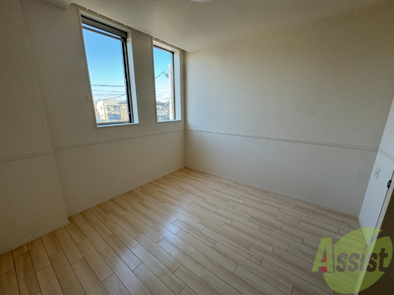 その他部屋・スペース　寝室になりそうな洋室です。シンプルで落ち着きますね。