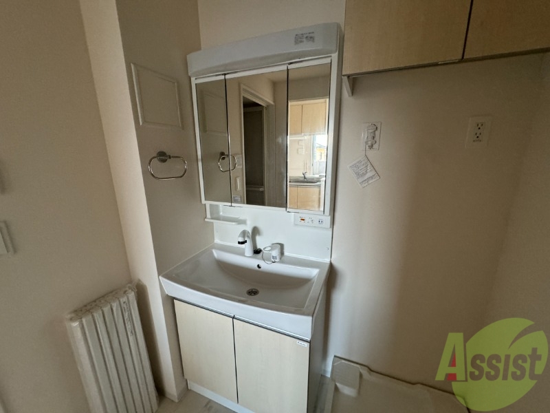 洗面設備　洗面所は独立しており、シャワー付きです。