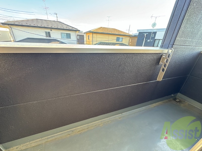 バルコニー　バルコニーは洗濯物を干すのに十分な広さがありますね。