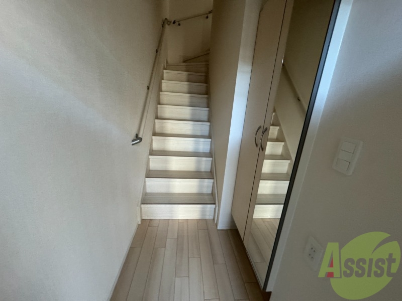 玄関　玄関からの様子です。すぐ部屋が見えないのは安心ですね。