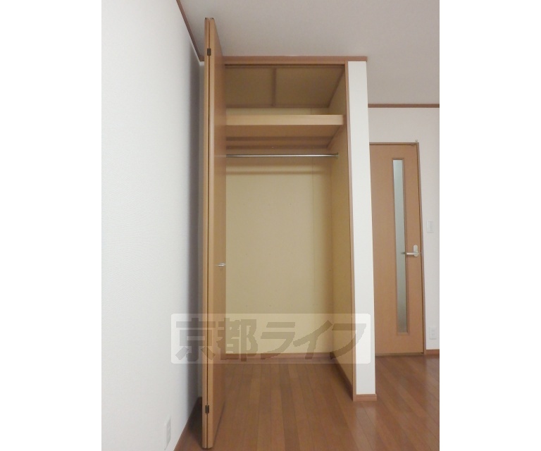 収納　ハンガーパイプ付き収納です。
