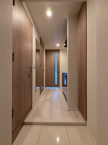 玄関　※居室内の写真は反転タイプのものになります※