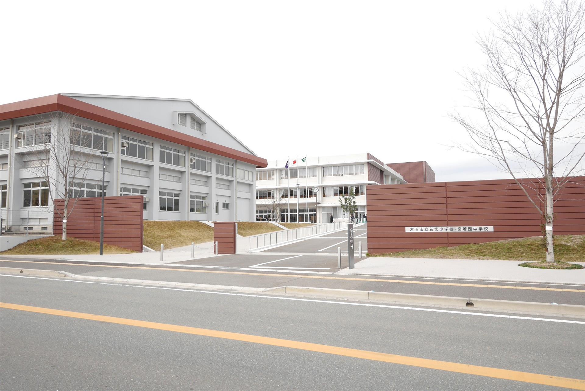 中学校　宮若西中学校（中学校）まで1400m
